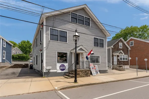 $2,800 | 474 Thames Street, Unit 3, Bristol, RI 02809
