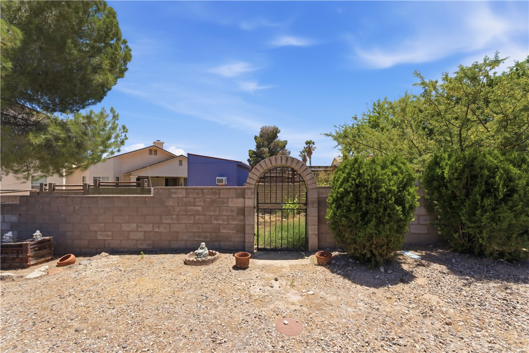 590 Ridgecrest Drive Kingman, AZ 86409 - Photo 31 of 33 a front view of a house with a yard