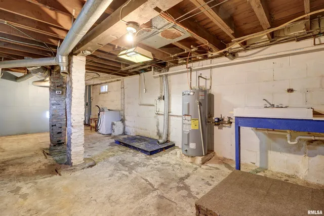 $89,900 | 1913 Pershing Boulevard, Clinton, IA 52732