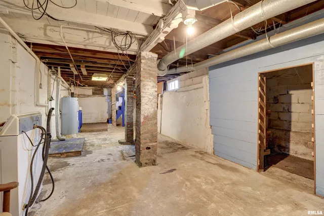 $89,900 | 1913 Pershing Boulevard, Clinton, IA 52732