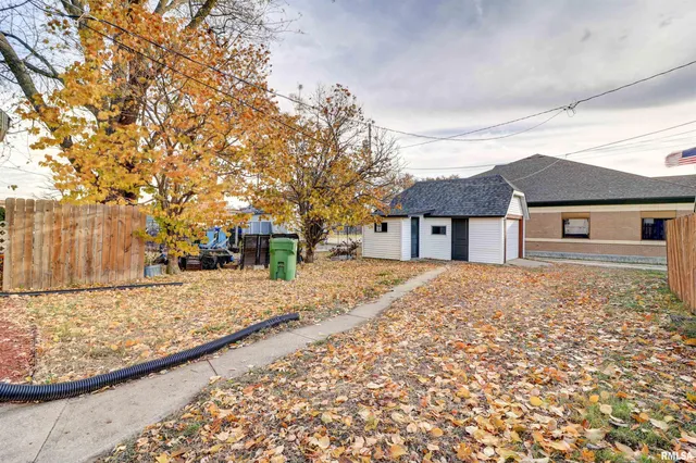 $89,900 | 1913 Pershing Boulevard, Clinton, IA 52732