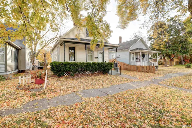 $89,900 | 1913 Pershing Boulevard, Clinton, IA 52732