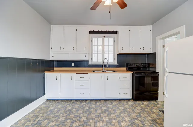 $89,900 | 1913 Pershing Boulevard, Clinton, IA 52732