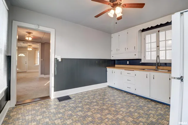 $89,900 | 1913 Pershing Boulevard, Clinton, IA 52732