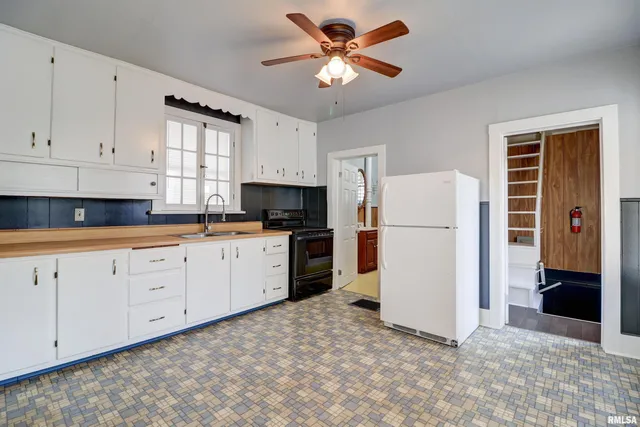 $89,900 | 1913 Pershing Boulevard, Clinton, IA 52732