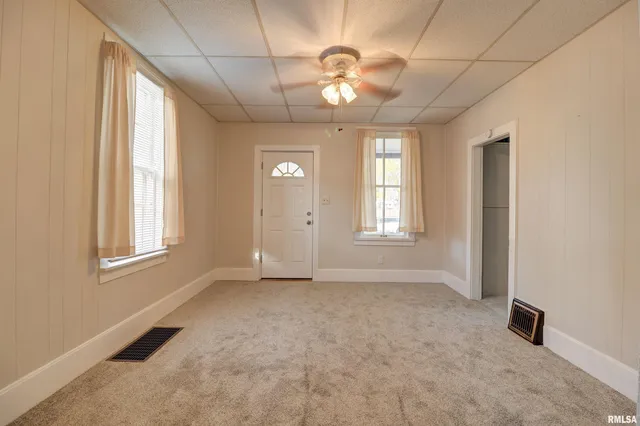 $89,900 | 1913 Pershing Boulevard, Clinton, IA 52732