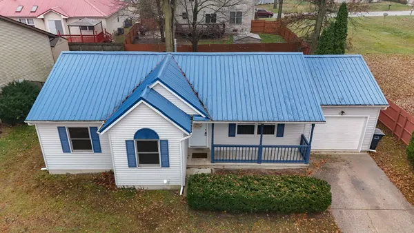 a view of a house with a yard