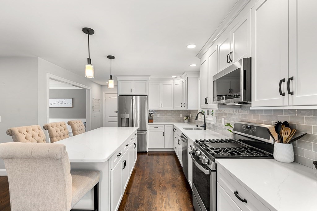 154 Cook Street Billerica, MA 01821 - Photo 4 of 41 Gallery Image 4