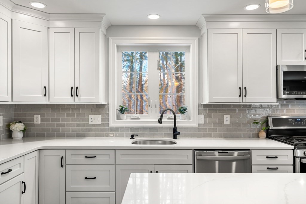 154 Cook Street Billerica, MA 01821 - Photo 6 of 41 Gallery Image 6