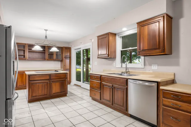 $675,000 | 3660 East 300 South, Columbus, IN 47201