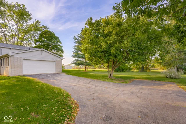 $675,000 | 3660 East 300 South, Columbus, IN 47201