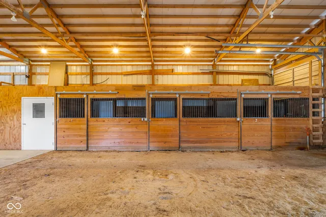 $675,000 | 3660 East 300 South, Columbus, IN 47201