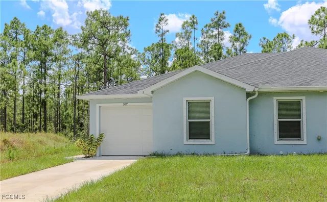 a view of a house with a yard