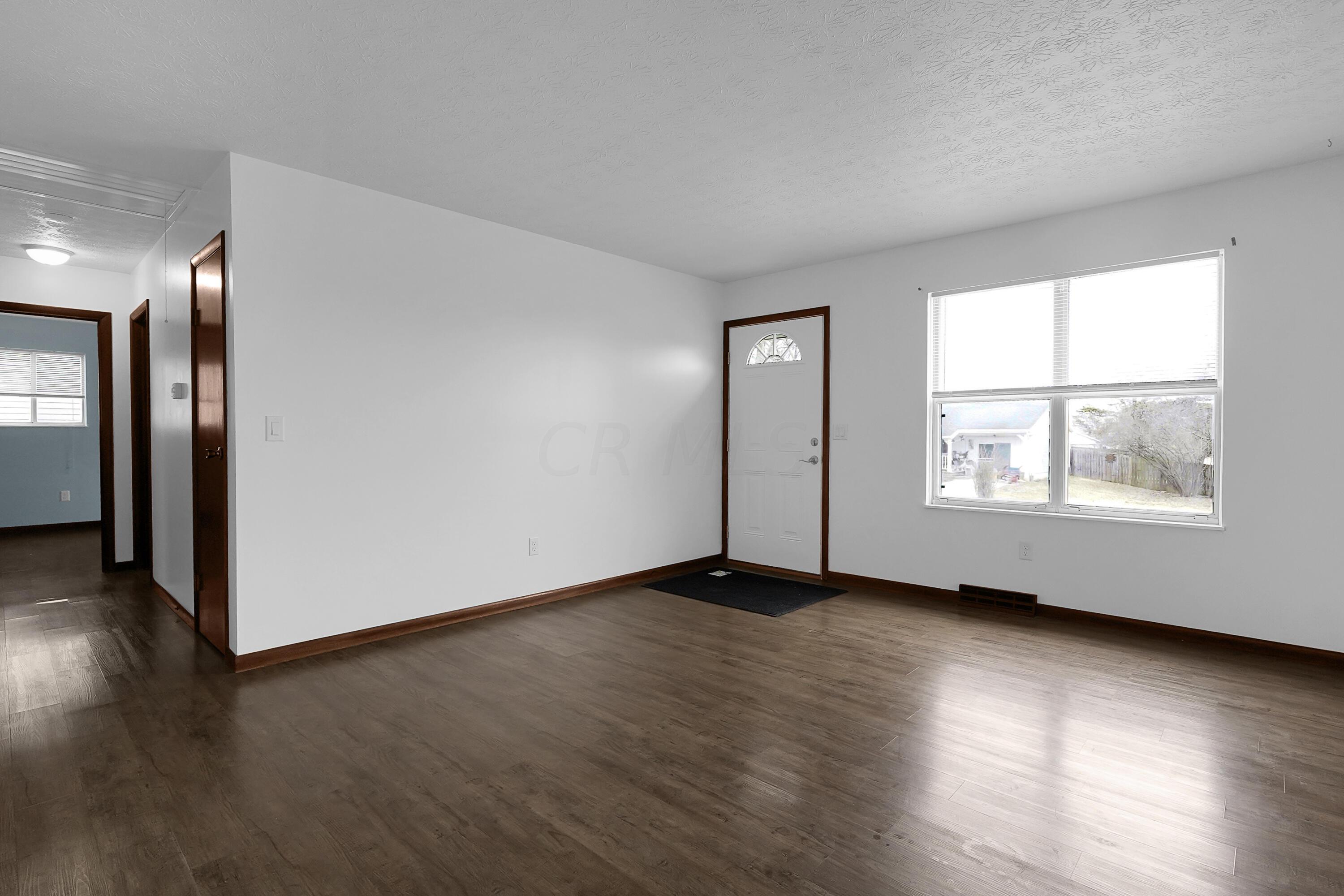 702 Holly Road Delaware, OH 43015 - Photo 6 of 32 Living Room