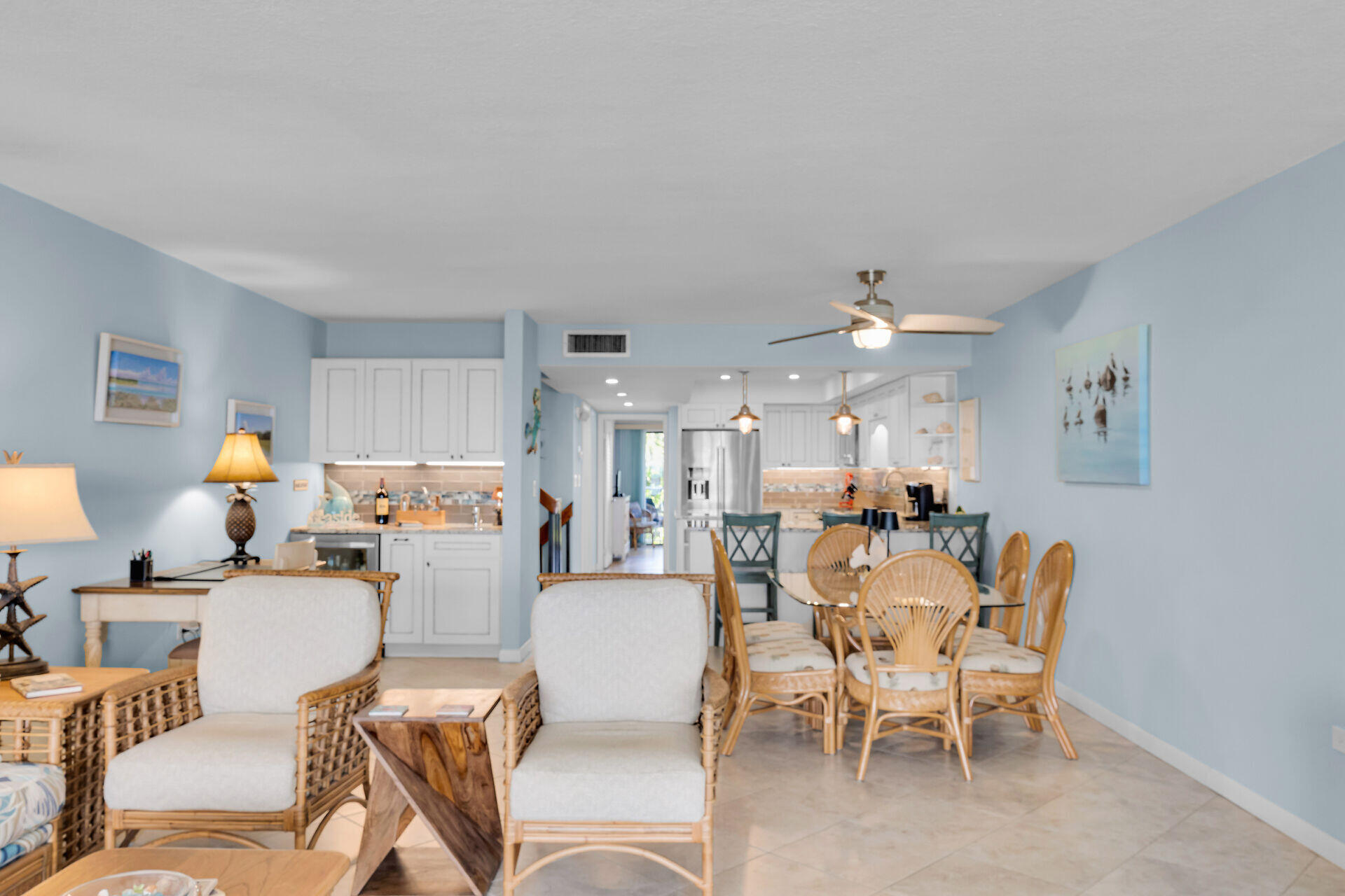 1133 West Ocean Drive, Unit 6 Key Colony Beach, FL 33051 - Photo 31 of 73 Living - Kitche
