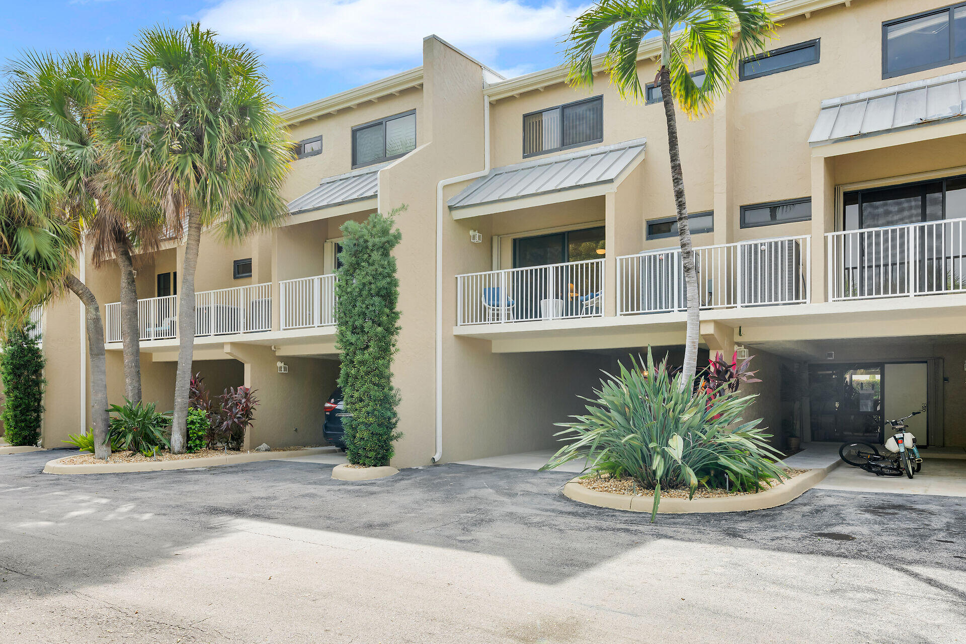 1133 West Ocean Drive, Unit 6 Key Colony Beach, FL 33051 - Photo 61 of 73 a front view of multiple houses