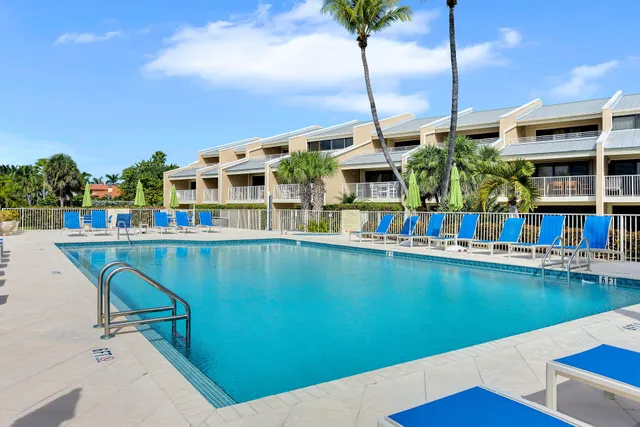 $899,000 | 1133 West Ocean Drive, Unit 6, Key Colony Beach, FL 33051
