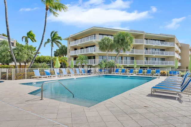 $899,000 | 1133 West Ocean Drive, Unit 6, Key Colony Beach, FL 33051