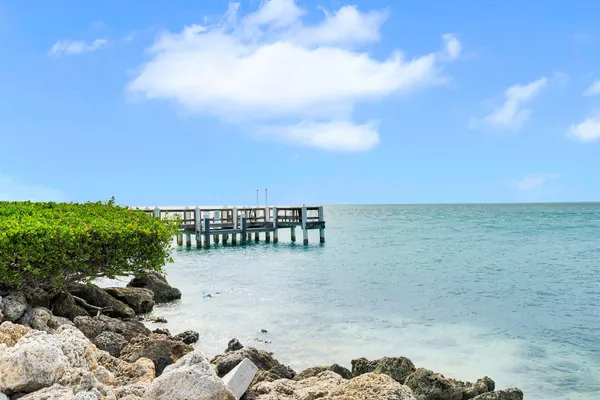 $899,000 | 1133 West Ocean Drive, Unit 6, Key Colony Beach, FL 33051