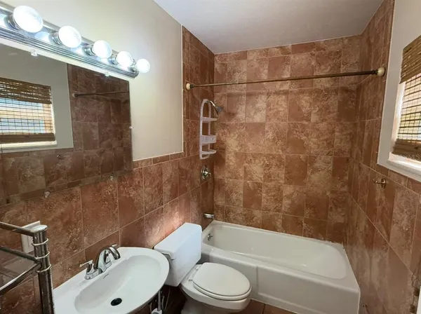 $2,000 | 914 Homewood Drive, Brandon, FL 33511