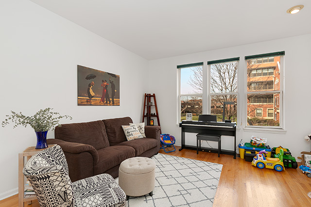 5226 South Berkeley Avenue Chicago, IL 60615 - Photo 3 of 28 a living room with furniture and a potted plant