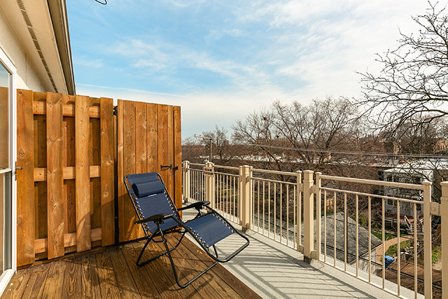 5226 South Berkeley Avenue Chicago, IL 60615 - Photo 25 of 28 a balcony with table and chairs