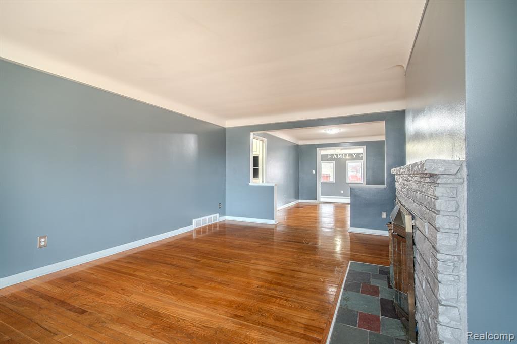 21135 Virginia Avenue Eastpointe, MI 48021 - Photo 4 of 33