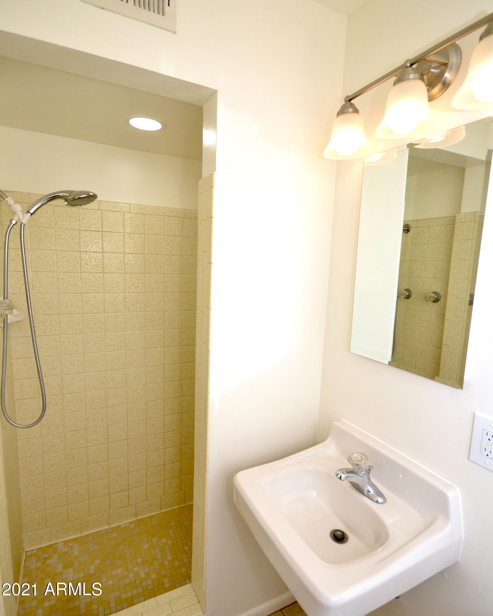 2328 West Cheery Lynn Road Phoenix, AZ 85015 - Photo 11 of 26 Master Bathroom