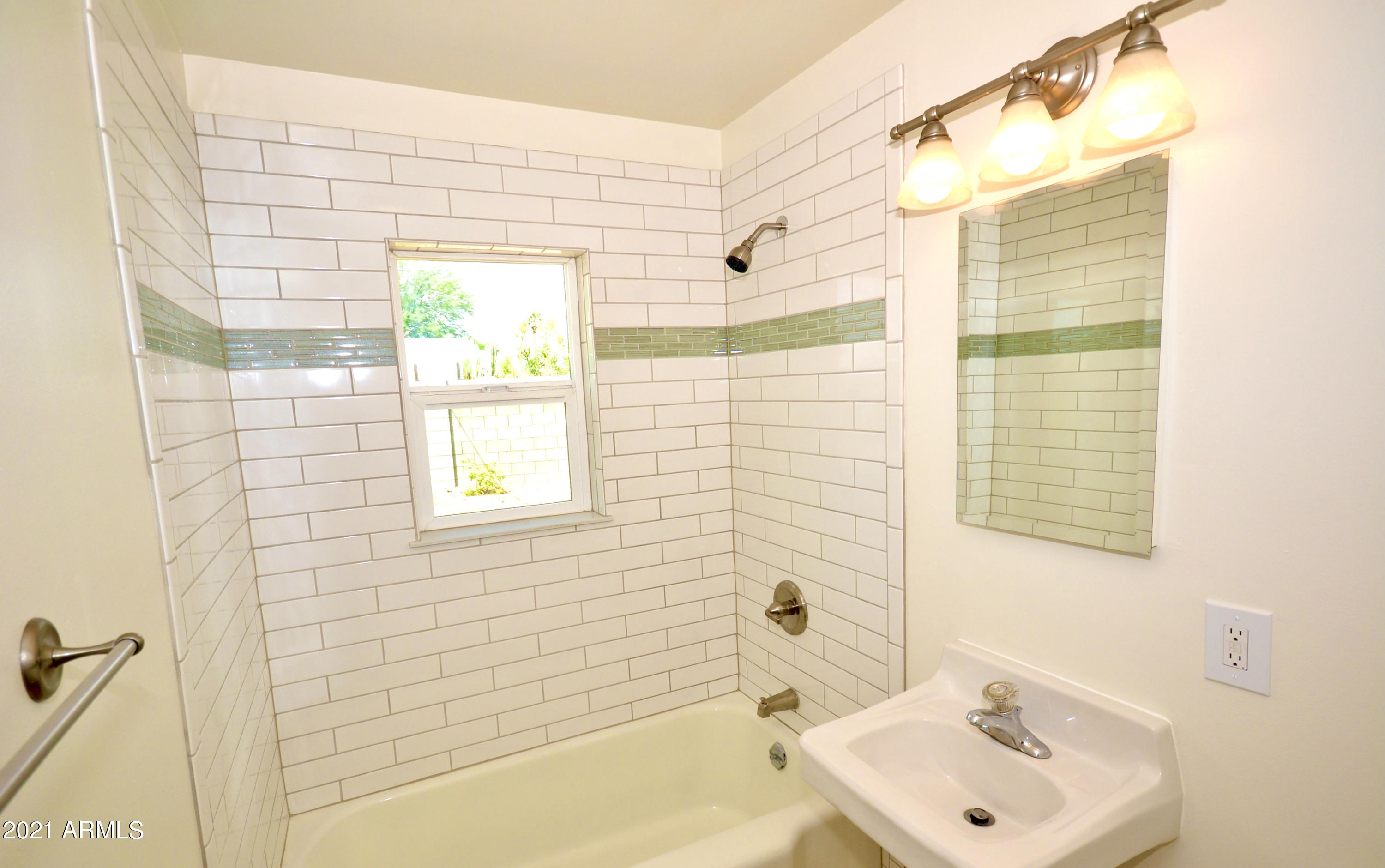 2328 West Cheery Lynn Road Phoenix, AZ 85015 - Photo 15 of 26 Hall Bathroom