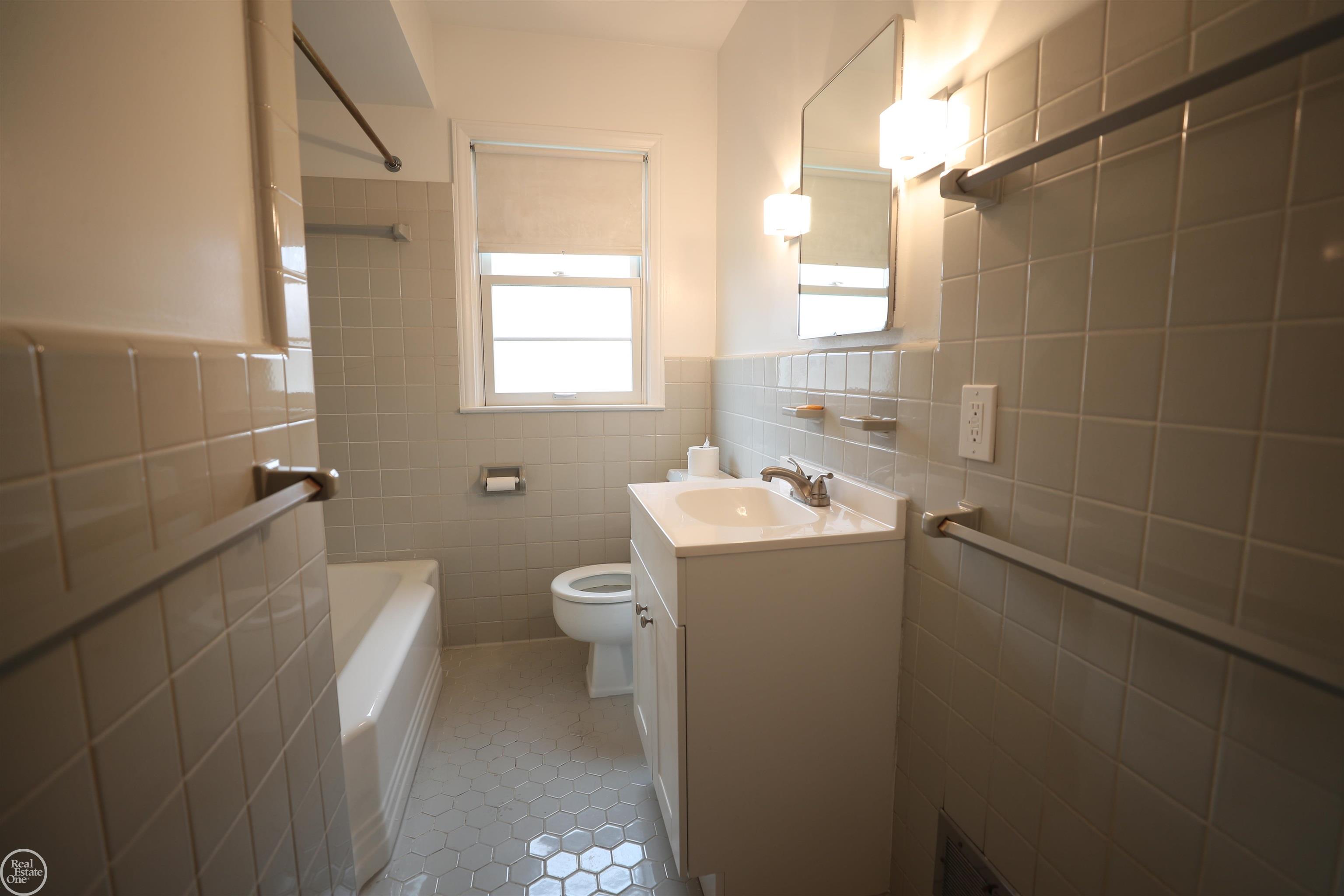1111 South Renaud Road Grosse Pointe, MI 48236 - Photo 16 of 38 50103250-15.JPG