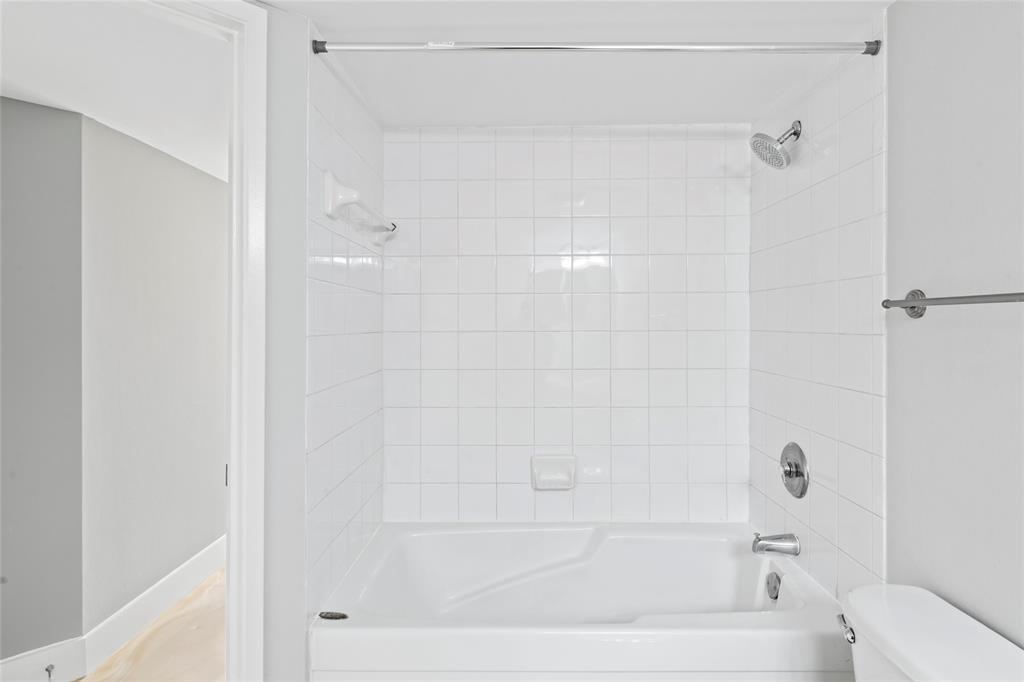 520 Southeast 5th Avenue, Unit 1504 Fort Lauderdale, FL 33301 - Photo 16 of 53 a bathroom with a bathtub