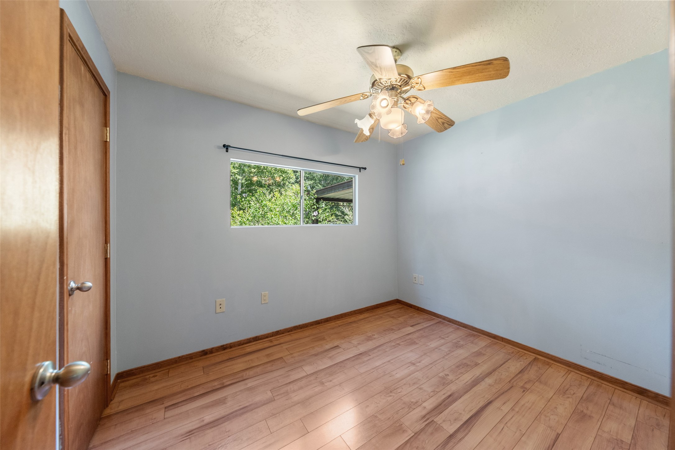 10291 Hart Road Conroe, TX 77306 - Photo 18 of 23 Secondary bedroom with no carpet