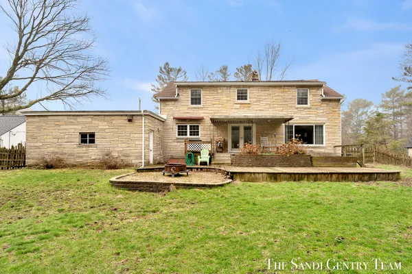 $425,000 | 15008 Lakeshore Avenue, Grand Haven, MI 49417