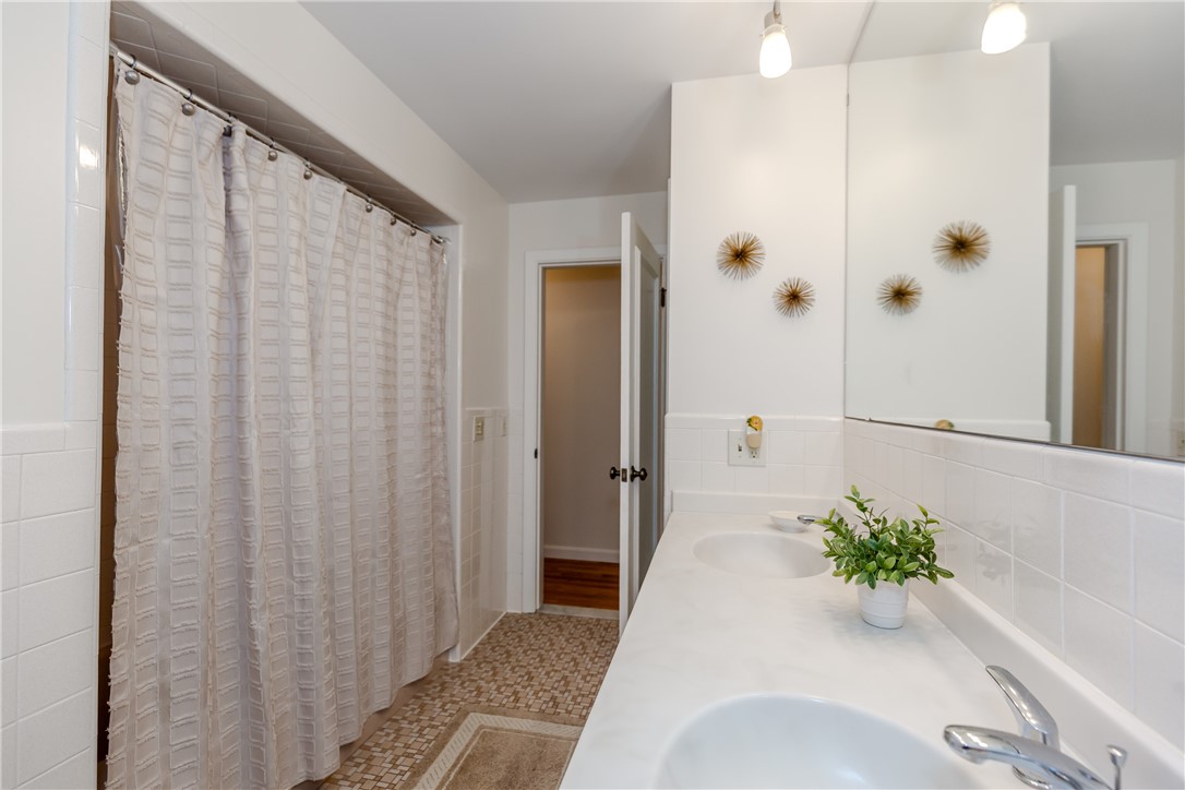 14 Brook Farm Road North Providence, RI 02904 - Photo 11 of 28 Full bath