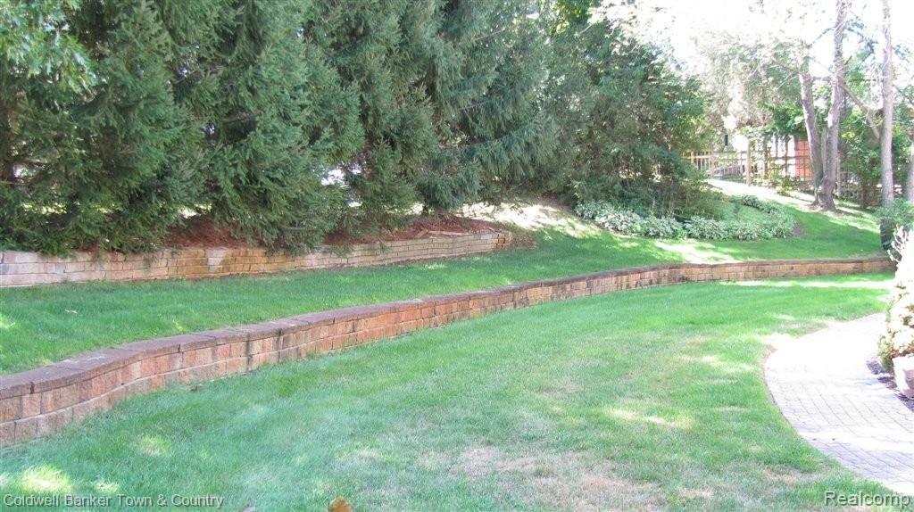 1277 Pine Ridge Road Milford, MI 48380 - Photo 18 of 23 Beautiful landscaping.JPG