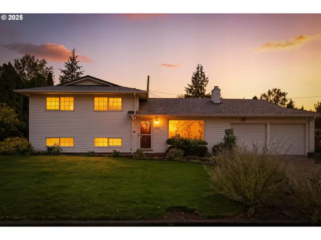 a view of a front of house with a yard