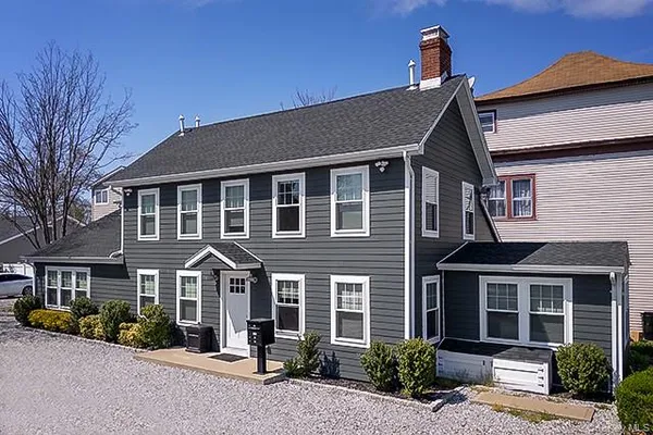 $2,265 | 10 Shore Road, Unit 2, Babylon, NY 11702