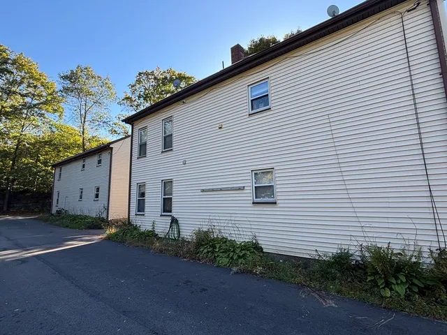 a view of backyard of the house
