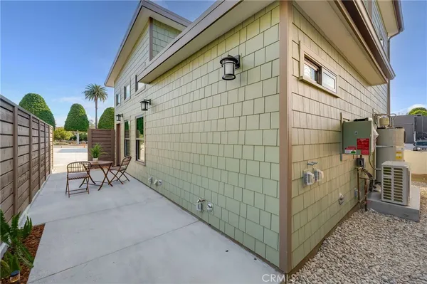 a picture of a wall and a white wall