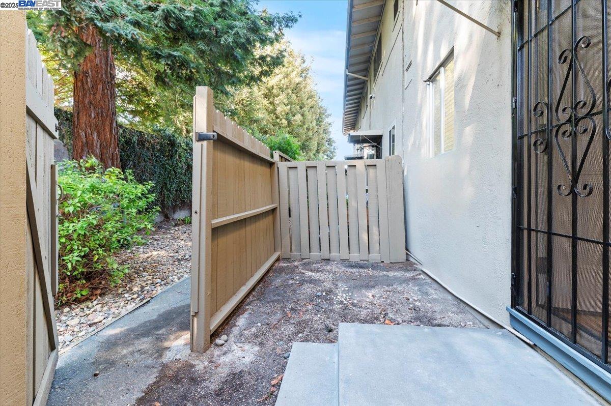 462 Craven Court Hayward, CA 94541 - Photo 21 of 50 a view of a pathway of a house