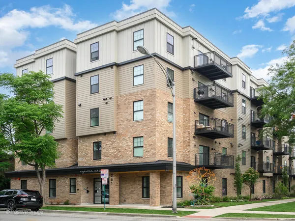 $2,295 | 261 Washington Boulevard, Unit 403, Oak Park, IL 60302