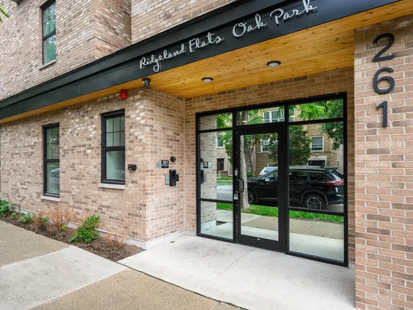 $2,295 | 261 Washington Boulevard, Unit 403, Oak Park, IL 60302