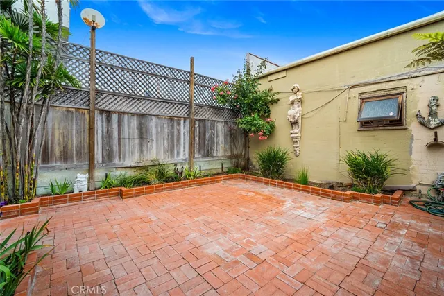 a sidewalk with a building in the background