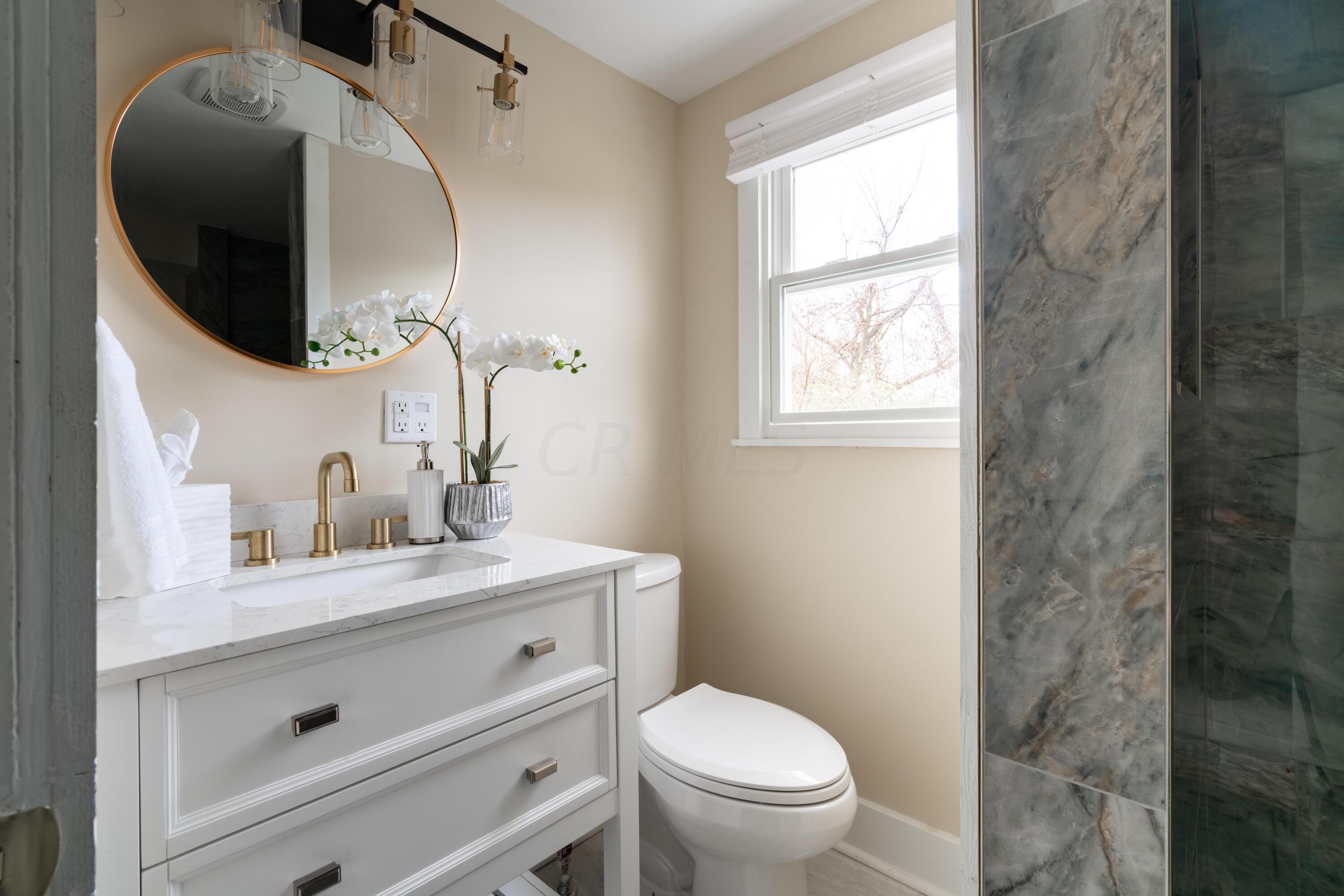 969 Berkeley Road Columbus, OH 43206 - Photo 15 of 18 Upstairs bathroom