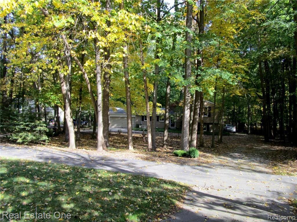19209 Meridian Road Grosse Ile, MI 48138 - Photo 2 of 38 IMG_0580.jpg