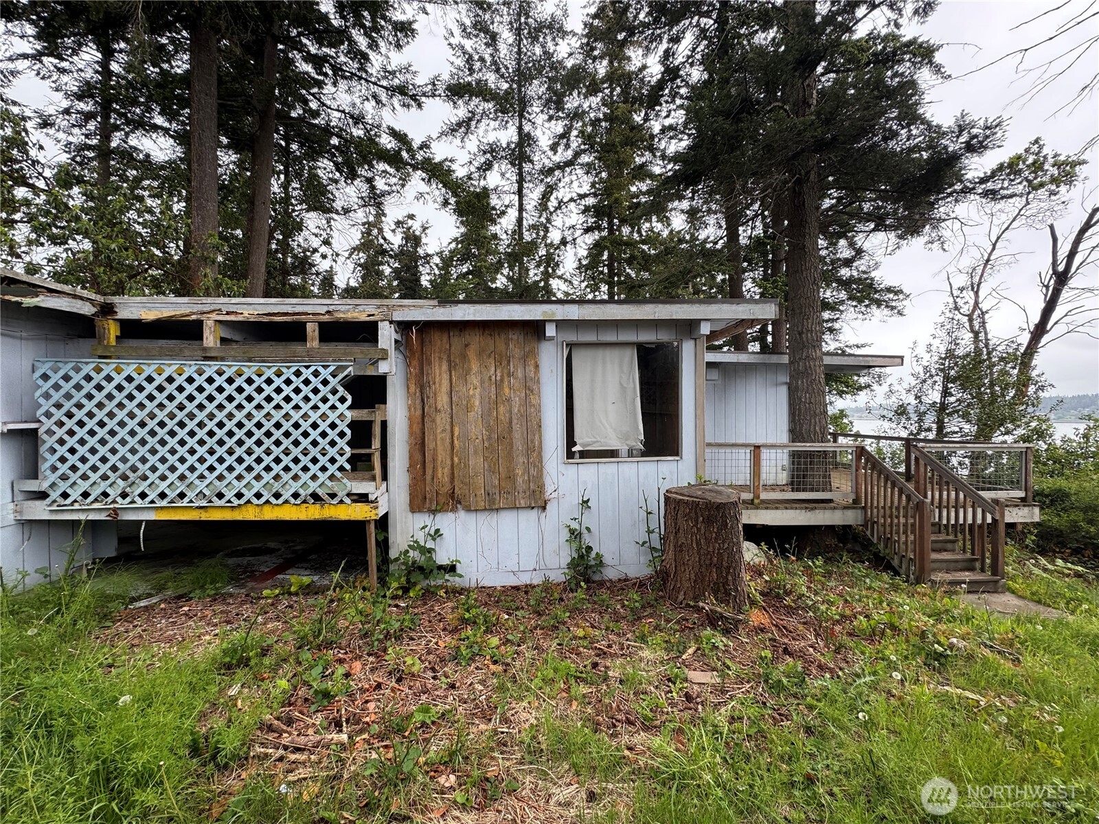 1284 Dines Point Road Greenbank, WA 98253 - Photo 25 of 39 a backyard of a house with barbeque oven