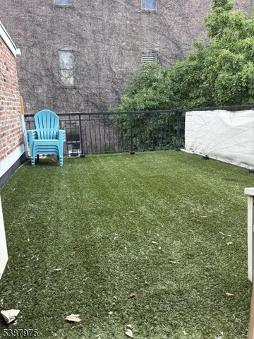 a view of a back yard