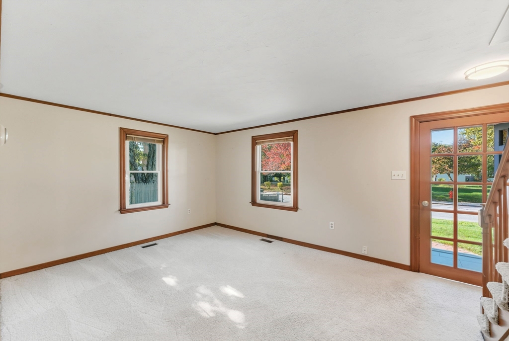 19 Snowling Road Uxbridge, MA 01569 - Photo 5 of 41 Gallery Image 5