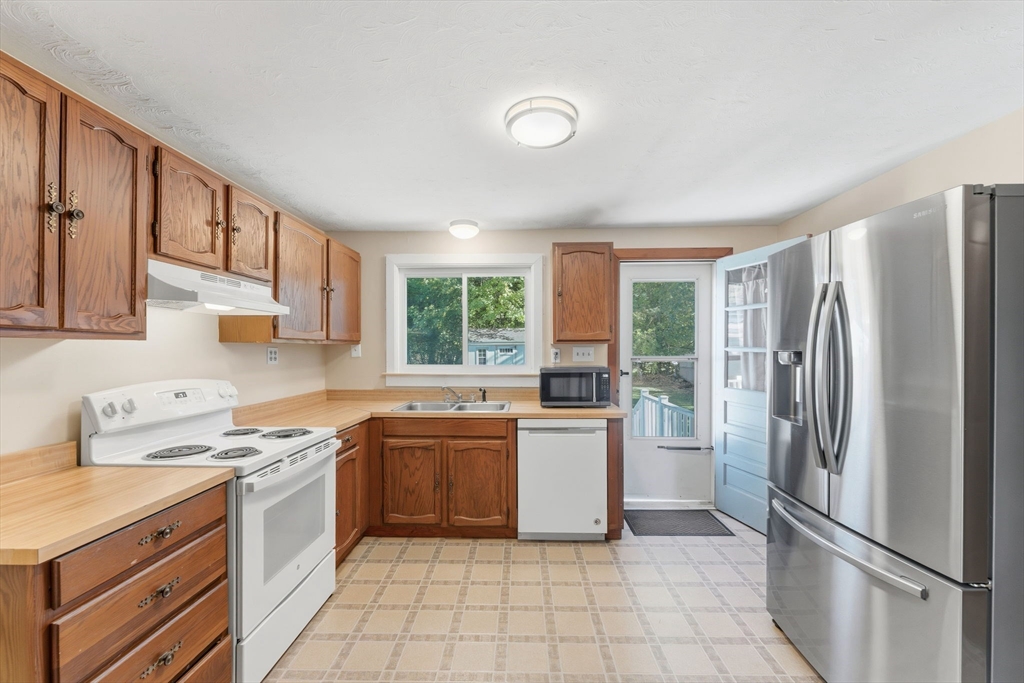 19 Snowling Road Uxbridge, MA 01569 - Photo 8 of 41 Gallery Image 8