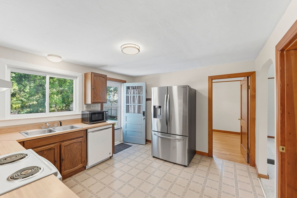19 Snowling Road Uxbridge, MA 01569 - Photo 10 of 41 Gallery Image 10